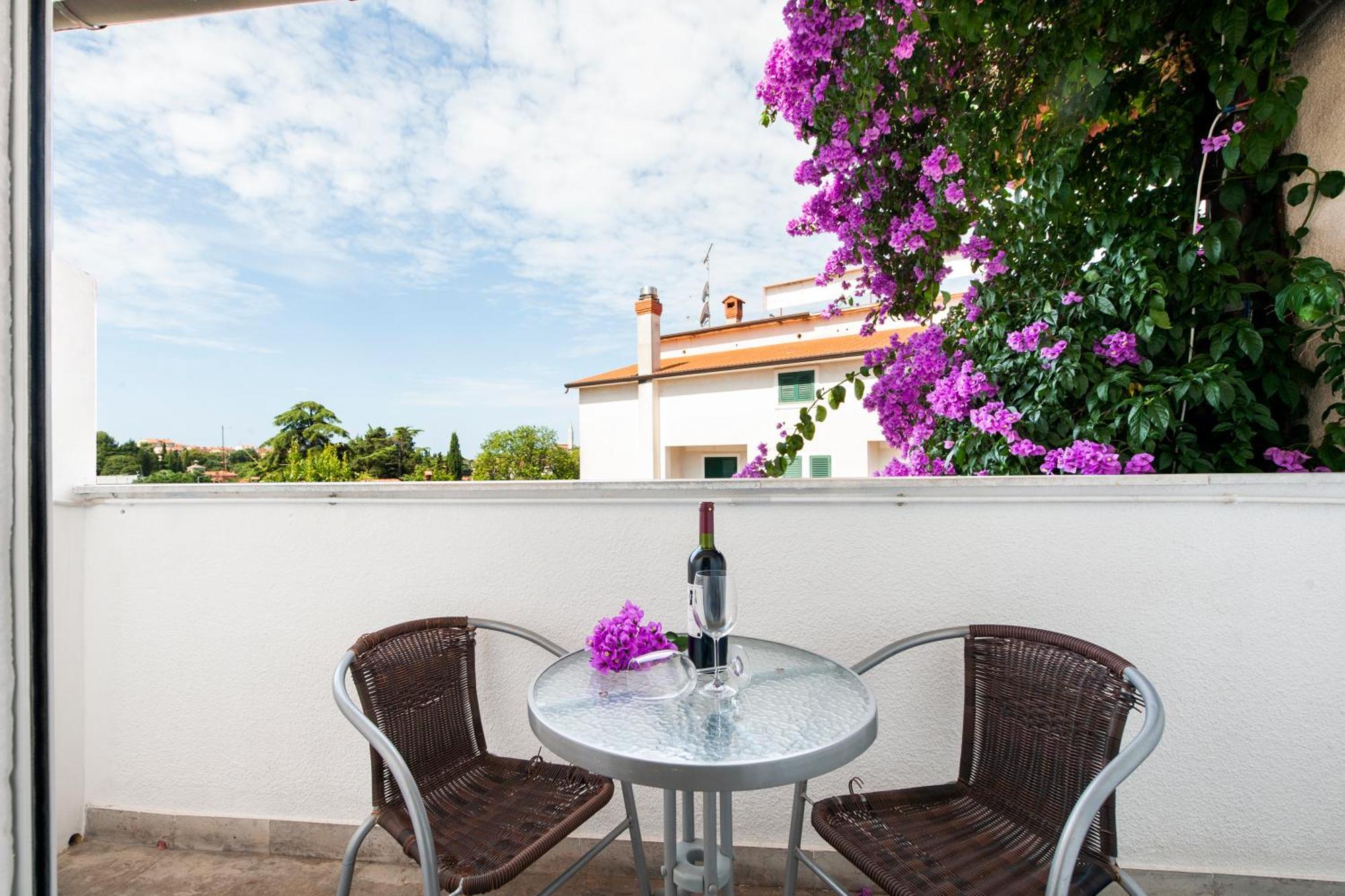 Luna Tsuki Seven Aparthotel Rovinj Exteriör bild