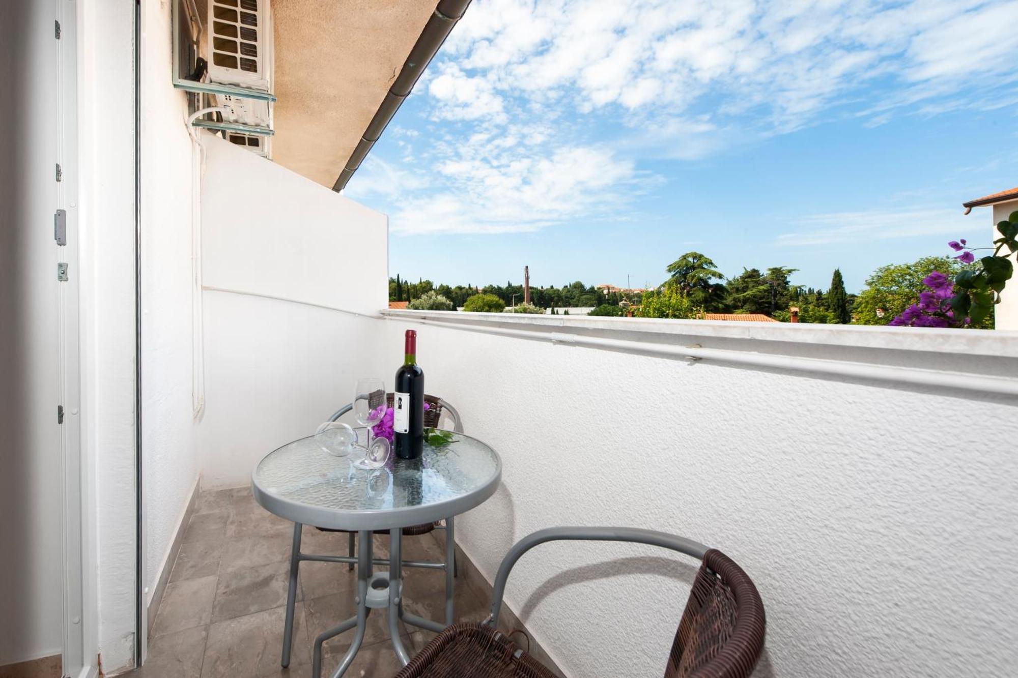 Luna Tsuki Seven Aparthotel Rovinj Exteriör bild